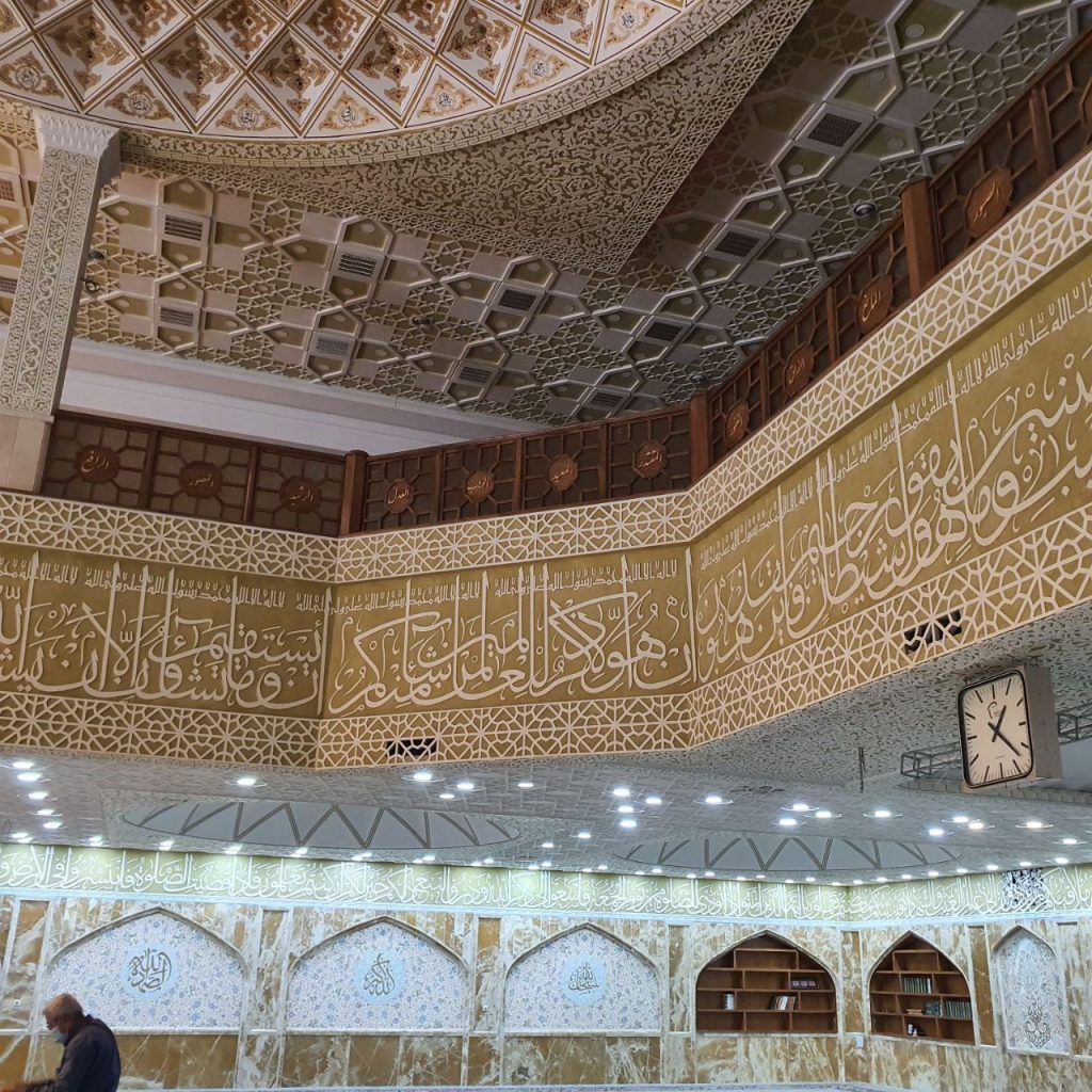 آیه قرآن روی دیوار مسجد