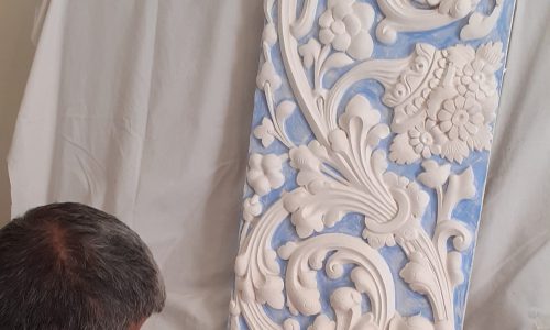 استاد اکبر مطیفی‌فرد مجری گچبری حرفه‌ای